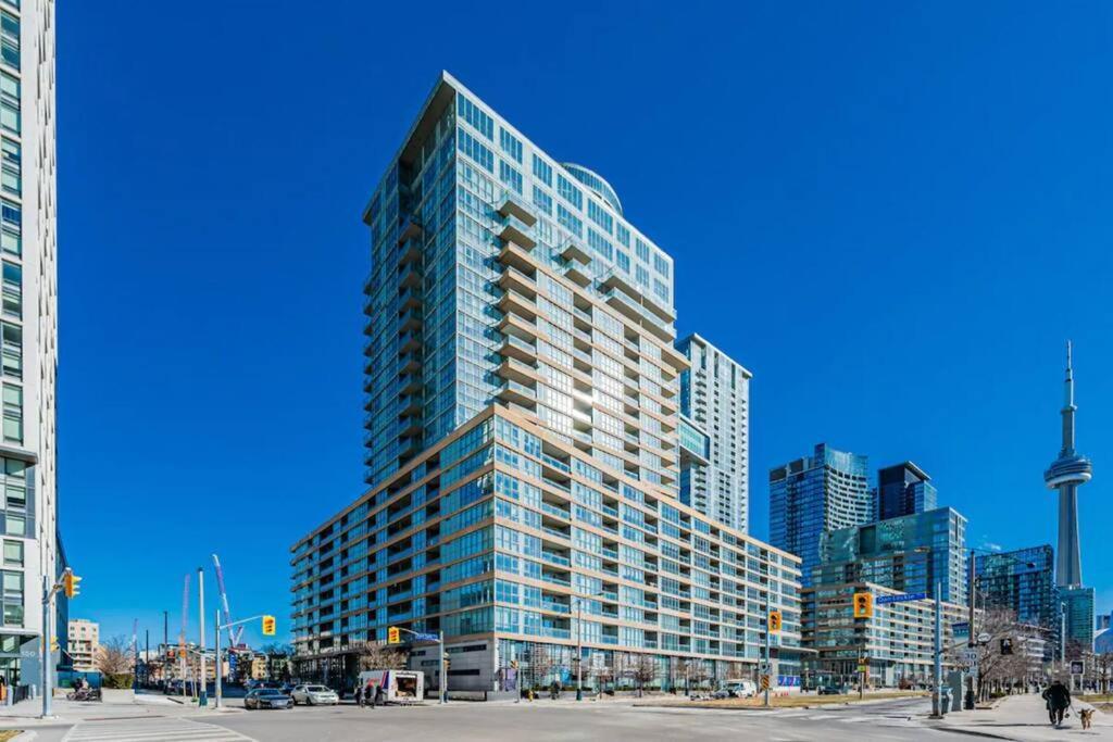 Lush Condo By Cntower - Free Parking โตรอนโต ภายนอก รูปภาพ