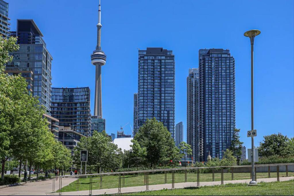 Lush Condo By Cntower - Free Parking โตรอนโต ภายนอก รูปภาพ