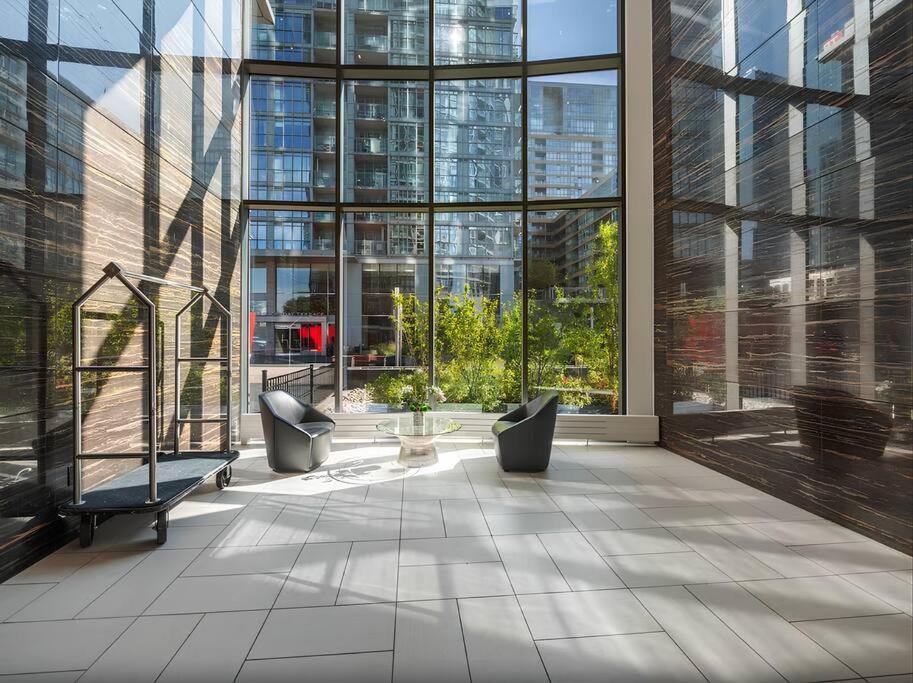 Lush Condo By Cntower - Free Parking โตรอนโต ภายนอก รูปภาพ