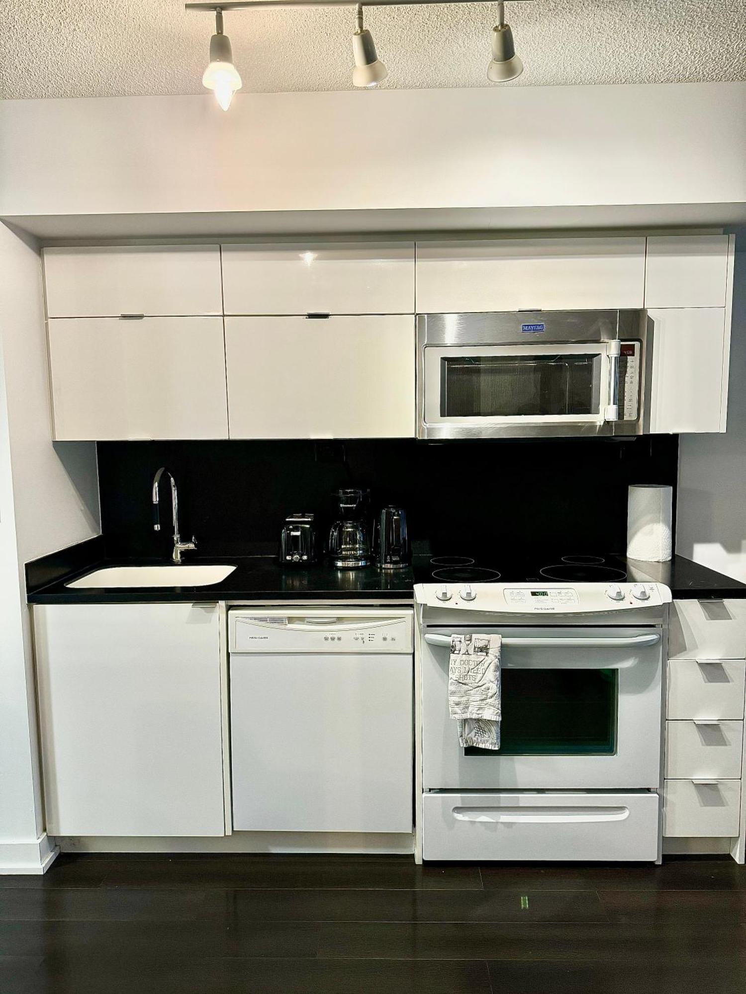 Lush Condo By Cntower - Free Parking โตรอนโต ภายนอก รูปภาพ