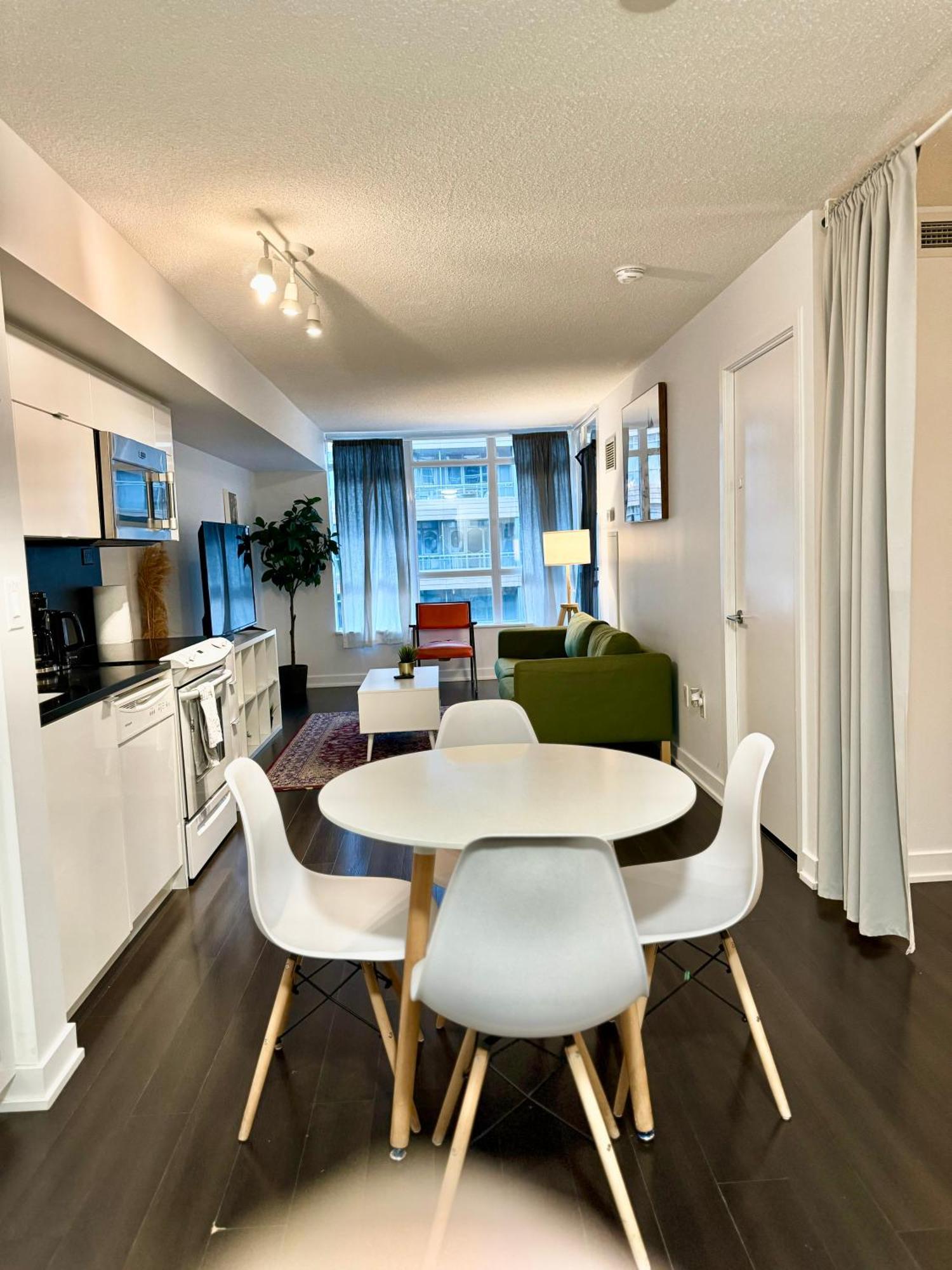 Lush Condo By Cntower - Free Parking โตรอนโต ภายนอก รูปภาพ