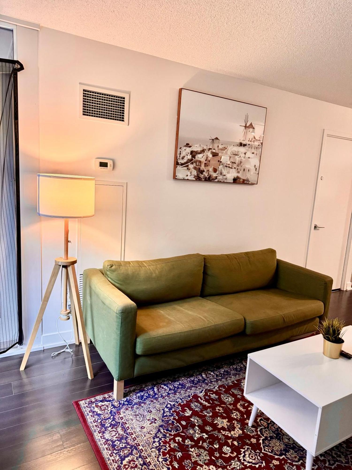 Lush Condo By Cntower - Free Parking โตรอนโต ภายนอก รูปภาพ