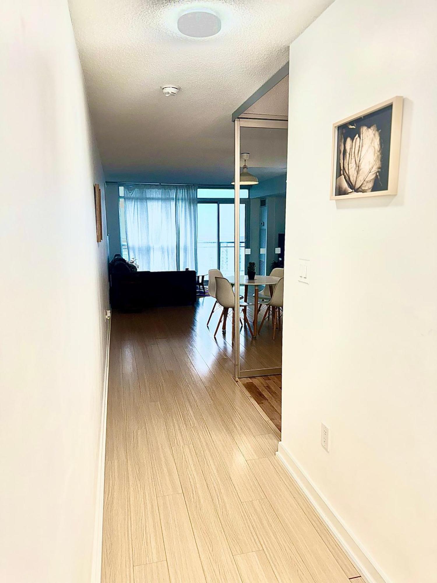 Lush Condo By Cntower - Free Parking โตรอนโต ภายนอก รูปภาพ